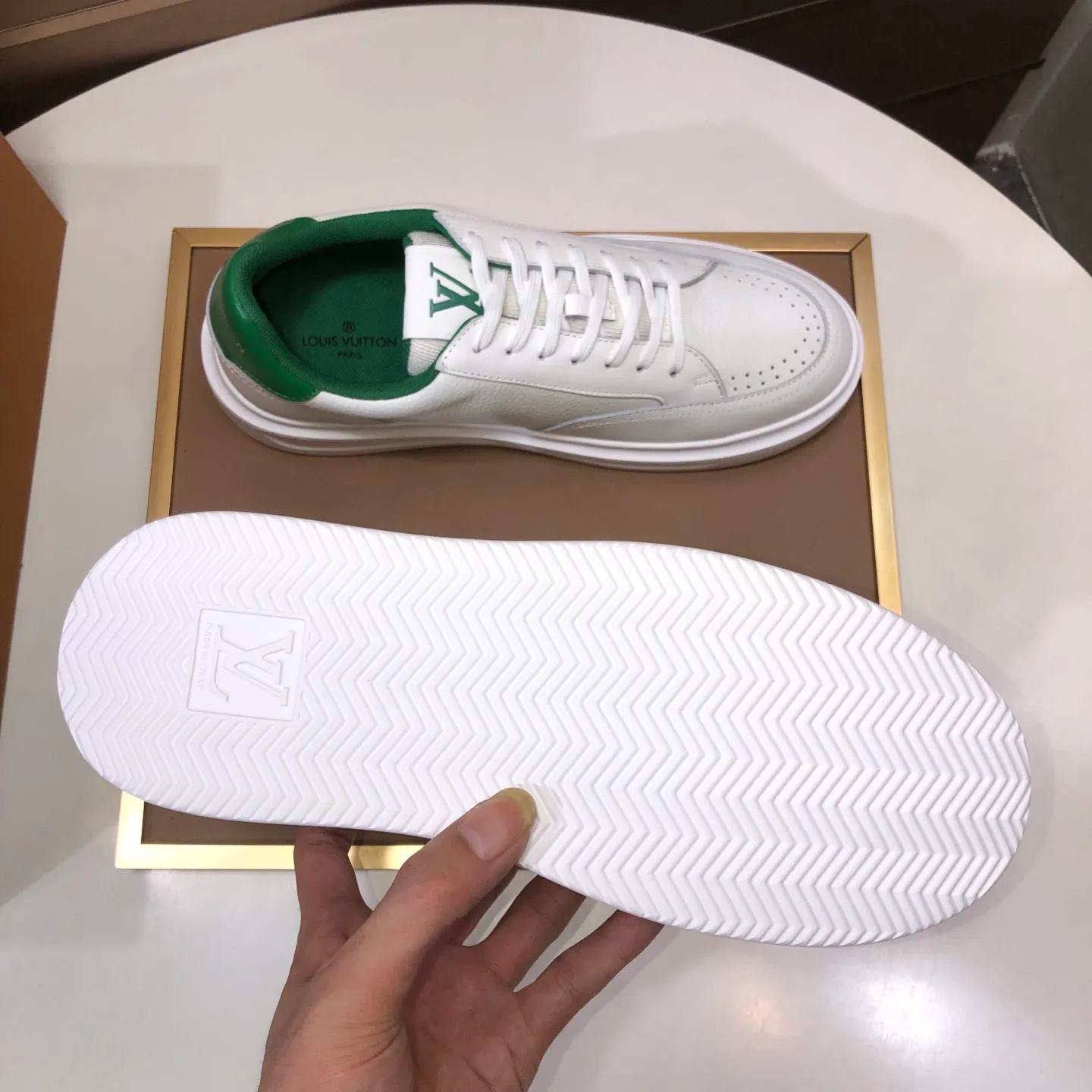 Factory batch 640💰original development, quality shipment, welcome to compare - LV sneaker series sports shoes introduce the loose silhouette of the ready-to-wear series into the spring and summer men's wear shows and make an eye-catching appearance. The cow leather upper is combined with rough fabric laces, and colorful beading highlights the brand's classic elements. LV letters mark the tongue and Monogram floral outsole. Mixed materials Made of top-grain cowhide, thick shoelace design, large Monogram print on the side, mesh lining and cotton feet, the comfort is as extreme as ever, premium heritage, quality first, worth owning! Size: Men’s 38-45 (45 is custom-made and cannot be returned or exchanged)